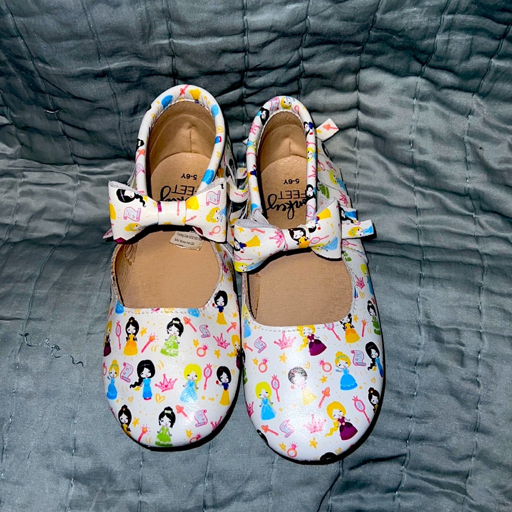NWOT Girl’s Monkey Feet Leather Moccasin Shoes Youth Size 5/6